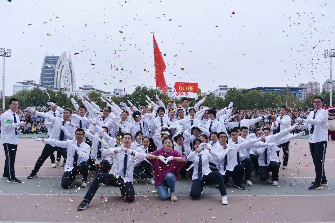 秋风扬旗竞技场,团队默契显锋芒 | 高二年级趣味运动会圆满收官