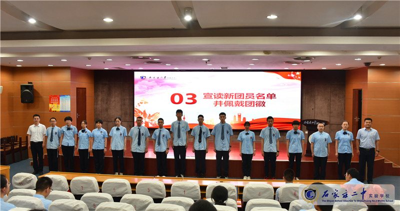 6.校领导与新团员同学们合影留念.jpg